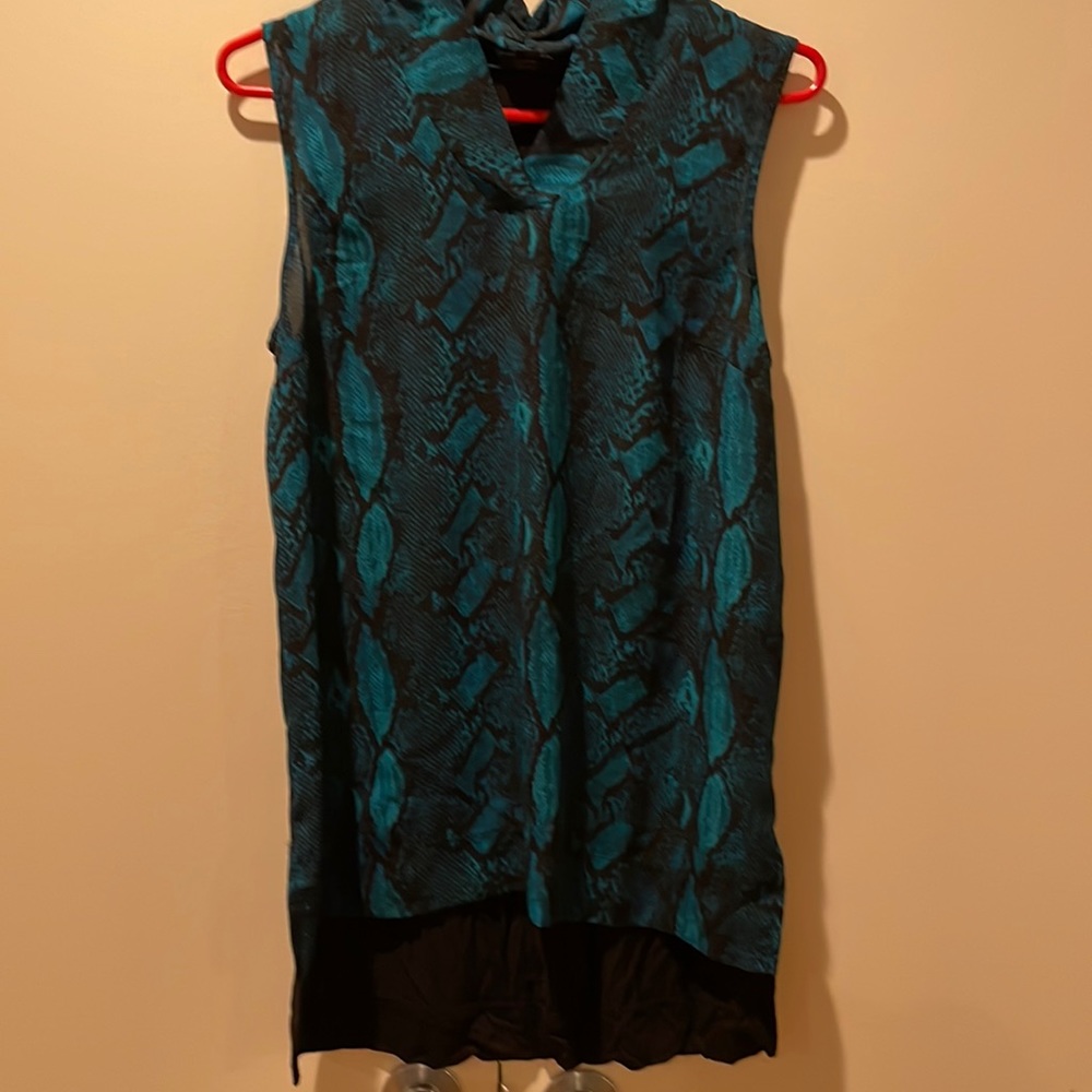 Worthington sleeveless tunic top snake print blue and black